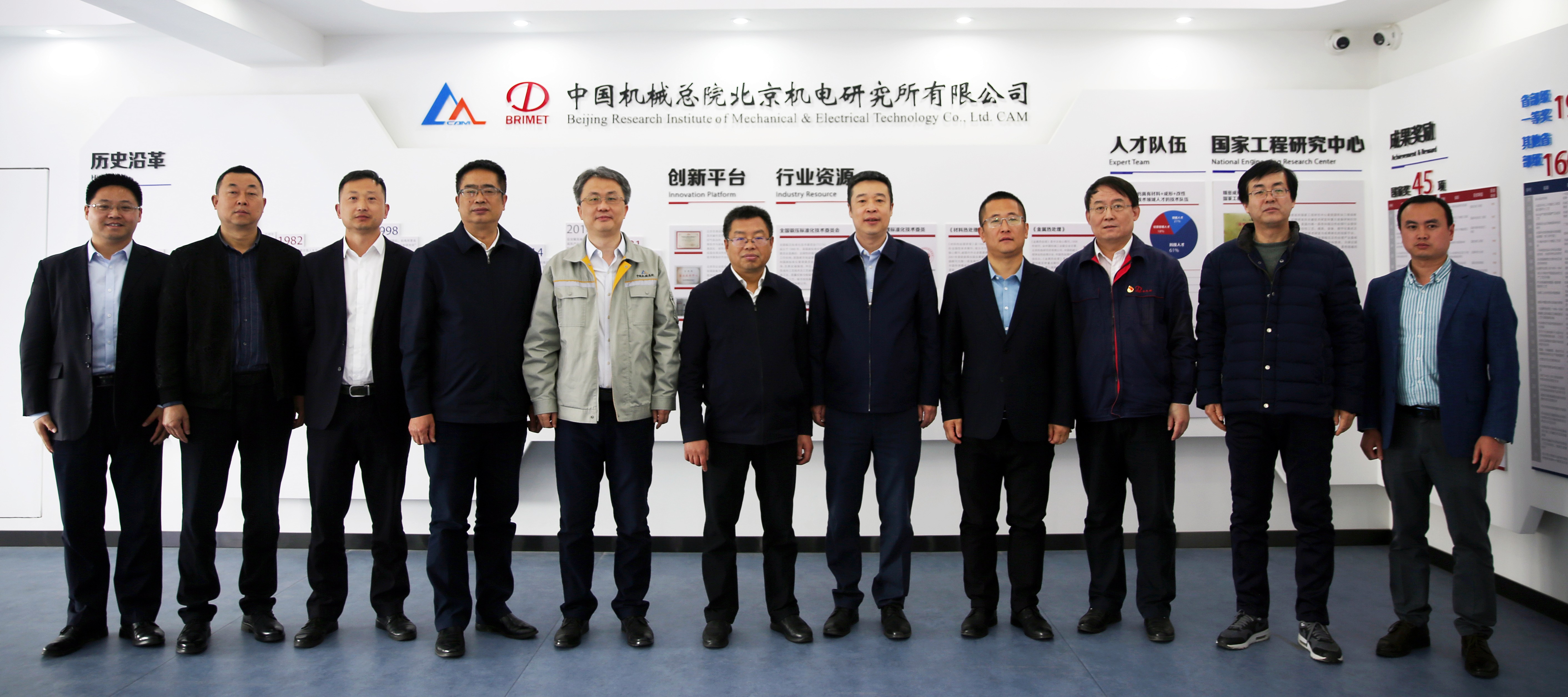 5.參觀(guān)機電所展廳.jpg 5.參觀(guān)機電所展廳.jpg